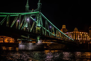 Budapeşte / Macaristan 19.Mart 2019 Gece Tuna Nehri üzerinde Fotoğraf Özgürlük Köprüsü
