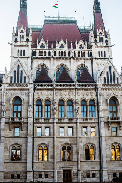 Будапешт / Венгрия 19 марта 2019 года Фото Венгерского парламента. В архитектуре в божественной сфере неоготические элементы переплетались на тему Вестминстерского дворца и парижского Боз-ару.
.