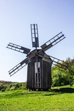 Kiev / Ukrayna / 19 Haziran 2018 Pirogovo müzesinde eski bir ahşap değirmenin fotoğrafı