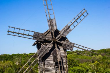 Kiev / Ukrayna / 19 Haziran 2018 Pirogovo müzesinde eski bir ahşap değirmenin fotoğrafı