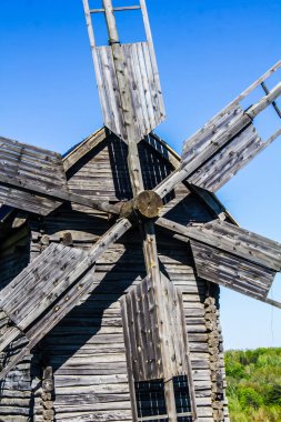 Kiev / Ukrayna / 19 Haziran 2018 Pirogovo müzesinde eski bir ahşap değirmenin fotoğrafı