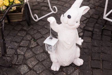 Kiev / Ukrayna / 19 Haziran 2018 Pençesinde fener olan alçı tavşan figürü