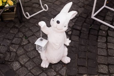 Kiev / Ukrayna / 19 Haziran 2018 Pençesinde fener olan alçı tavşan figürü