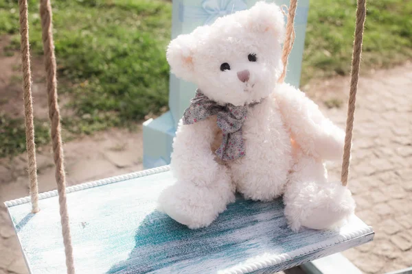 Kiev Ukraine 2018 Abgebildeter Teddybär Auf Einer Schaukel — Stockfoto