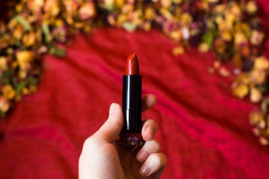 kırmızı zemin üzerine kırmızı ruj