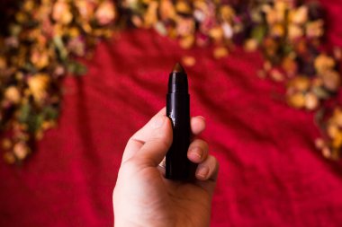 kırmızı zemin üzerine kırmızı ruj