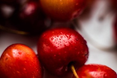 Su damlacıkları ile taze tatlı kiraz