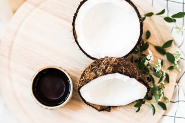 Beyaz arkaplanda olgun hindistan cevizi