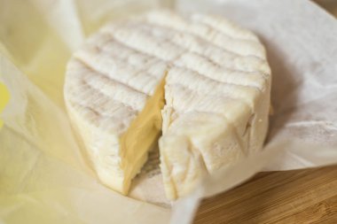 Küçük brie peynir kafa fotoğrafı