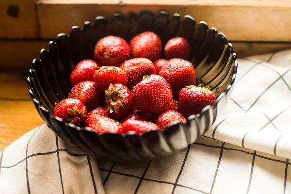 Ripe Fresh Strawberries Plate — Stock Photo, Image