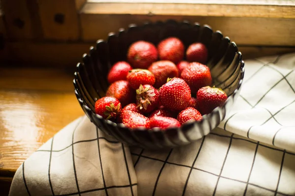 Fresas Frescas Maduras Plato — Foto de Stock