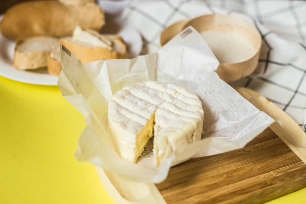 Foto Pequena Cabeça Queijo Brie — Fotografia de Stock