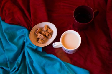 İçecek ve kurabiye ile Bardaklar