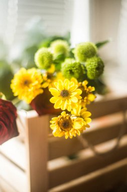 Ahşap bir kutu üzerinde taze çiçekler