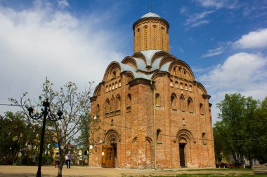 Chernihiv / Ukrayna / 19 Haziran 2018 Cuma Kilisesi Chernigov (doğru: Torgu'da St Mary Paraskevi Cuma Tapınağı) - Ortodoks kilisesi. Geç Xvii yılında inşa edilmiş - XIII yüzyılın başlarında.