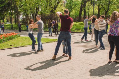 Chernihiv/ Ukrayna / 19 Haziran 2018 bilinmeyen bir şehir caddesinde dans eden insanlar