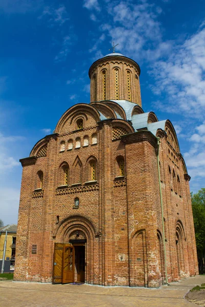 Chernihiv / Ukrayna / 19 Haziran 2018 Cuma Kilisesi Chernigov (doğru: Torgu'da St Mary Paraskevi Cuma Tapınağı) - Ortodoks kilisesi. Geç Xvii yılında inşa edilmiş - XIII yüzyılın başlarında.