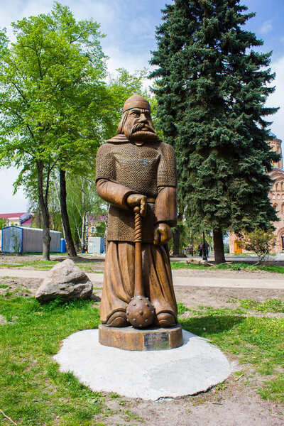 Чернигов / Украина / 19 июня 2018 года деревянная скульптура воина с булавой на неизвестной улице города
