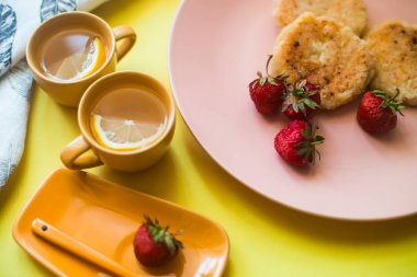 Sarı arka planda piknik