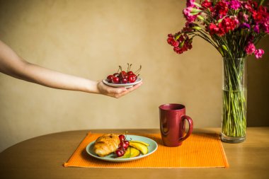 Taze meyve ve kruvasan ile Tablo