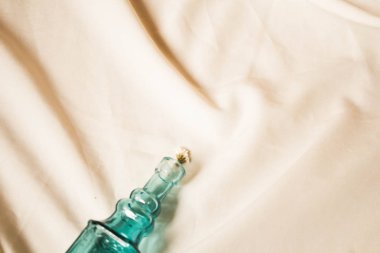 Boş bir vazodan bukete çiçek adaylığı içeren bir dizi fotoğraf