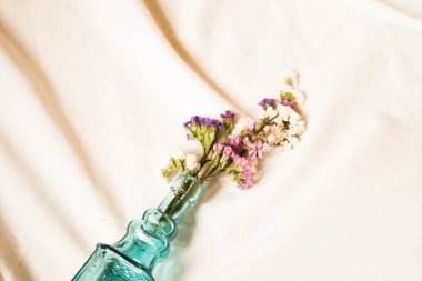 Boş bir vazodan bukete çiçek adaylığı içeren bir dizi fotoğraf