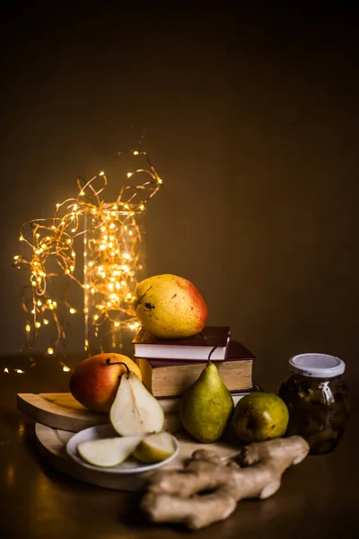 Das Foto Zeigt Frische Birnen Ein Glas Marmelade Und Ingwerwurzel — Stockfoto