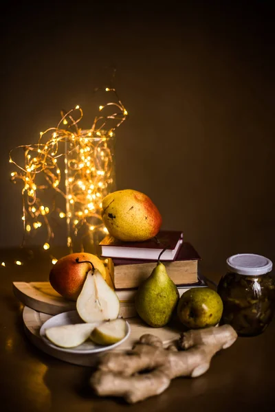 Das Foto Zeigt Frische Birnen Ein Glas Marmelade Und Ingwerwurzel — Stockfoto