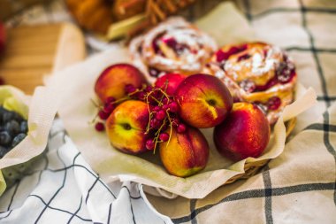 Olgun şeftali arka planda frenk üzümü çilek