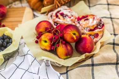 Olgun şeftali arka planda frenk üzümü çilek