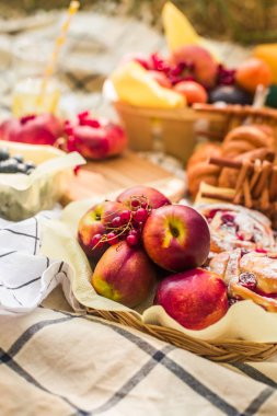 Olgun şeftali arka planda frenk üzümü çilek