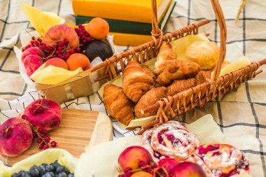 Meyve ile parkta kamp