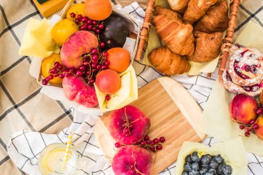 Meyve ile parkta kamp