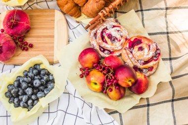 Meyve ile parkta kamp