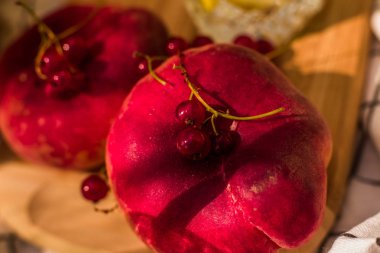 Olgun şeftali arka planda frenk üzümü çilek