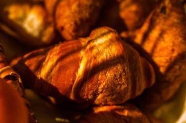 Güneşte piknikte taze kruvasan