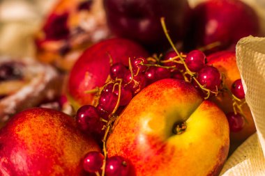 Olgun şeftali arka planda frenk üzümü çilek