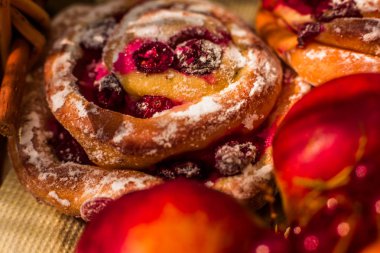 Pudra şekeri ve çilek ile topon