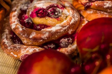 Pudra şekeri ve çilek ile topon