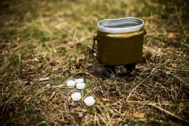 Bir kamp / turist sobasında su ısıtıcısı