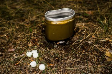 Bir kamp / turist sobasında su ısıtıcısı