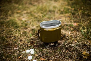 Bir kamp / turist sobasında su ısıtıcısı