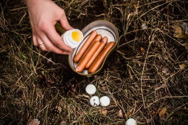 Tavada seyahat ederken sosis pişirmek