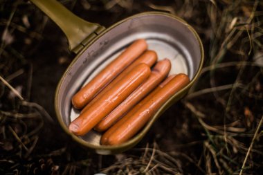 Tavada seyahat ederken sosis pişirmek