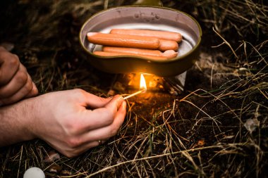 Tavada seyahat ederken sosis pişirmek