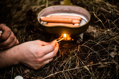 Tavada seyahat ederken sosis pişirmek