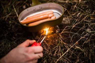 Tavada seyahat ederken sosis pişirmek