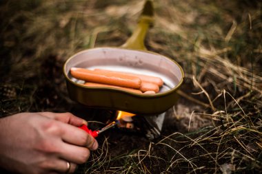 Tavada seyahat ederken sosis pişirmek