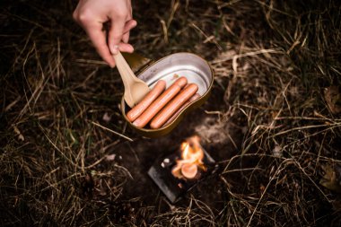 Sosisler tavada açık ateşte kızartılır.