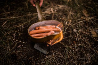 Sosisler tavada açık ateşte kızartılır.